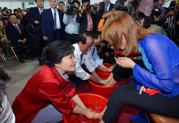 Bà Park Geun-hye rửa chân cho cô gái Việt Nam lấy chồng Hàn Quốc